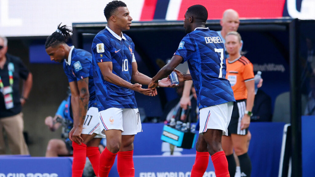 **Kylian Mbappé firar sitt första mål tillsammans med Ousmane Dembélé under åttondelsfinalen mellan Frankrike och Sverige i fotbolls-VM 2026 på New York New Jersey Stadium i East Rutherford, USA, den 30 juni 2026. (Foto: Reuters/Mike Segar)**
