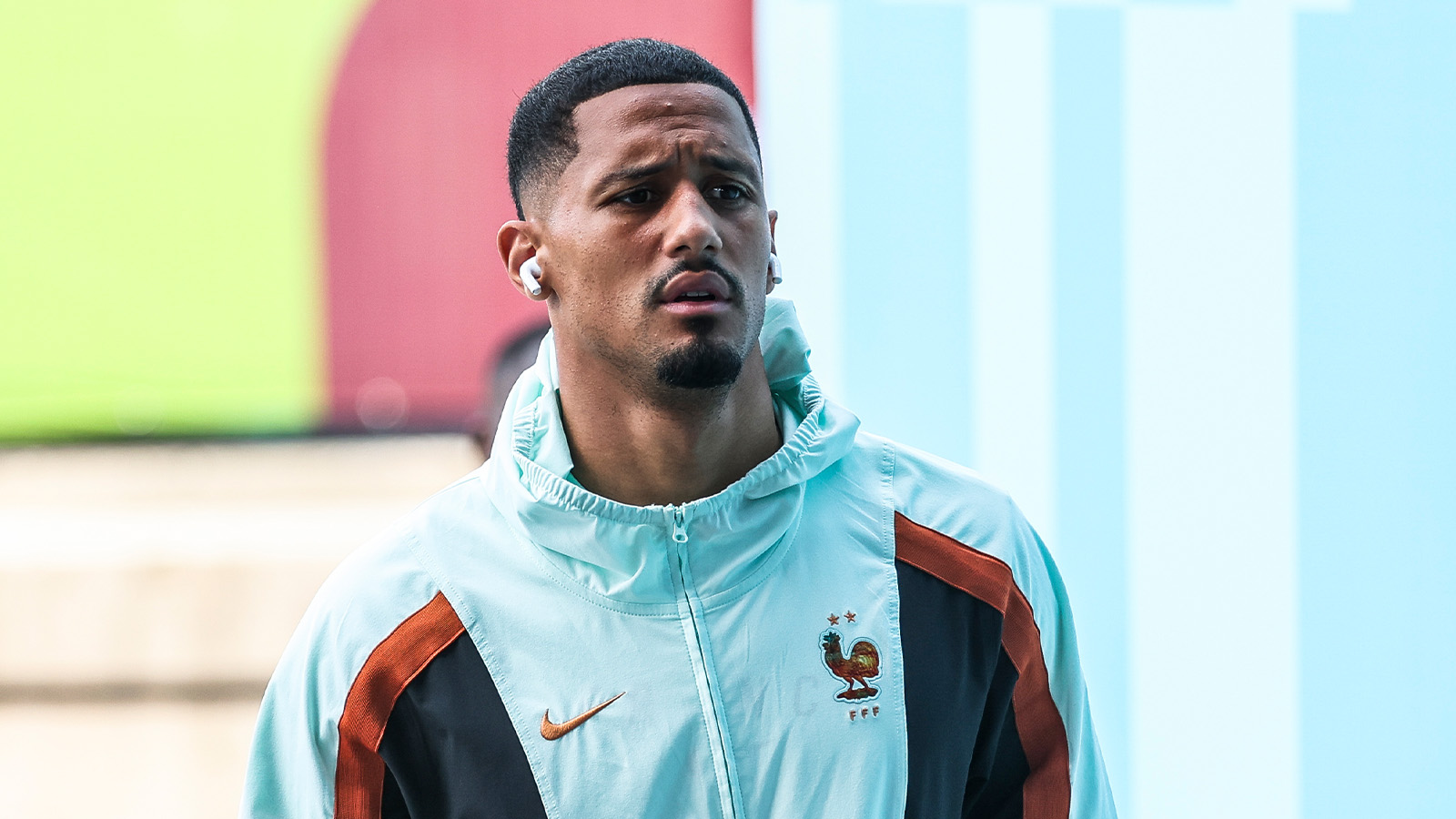 Uppgifter: Saliba tvingas till operation
