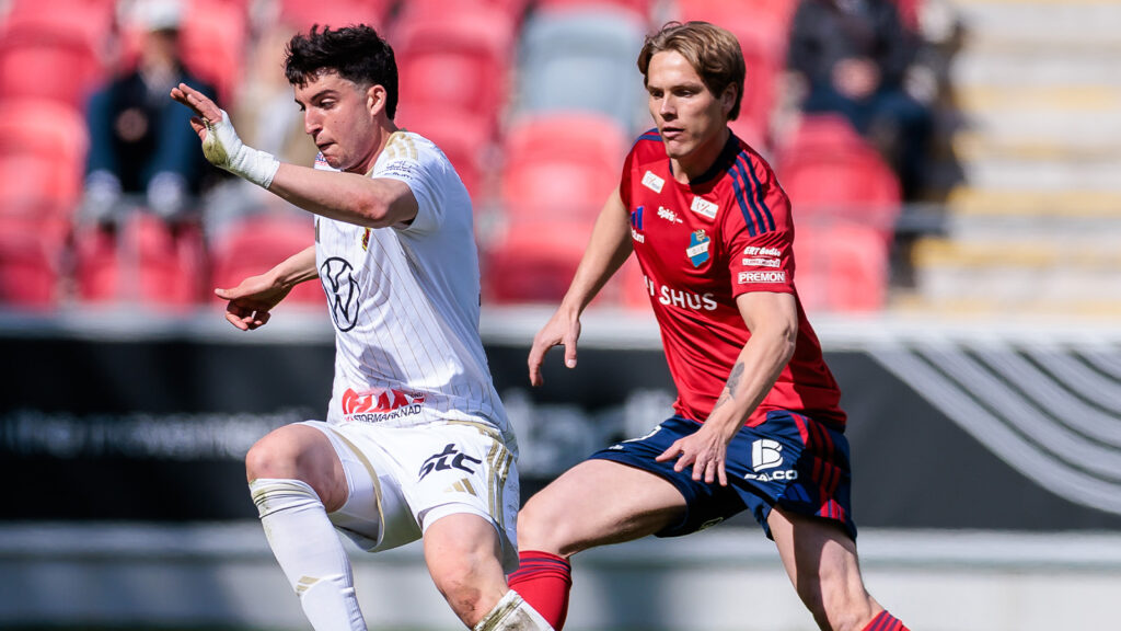 260425 Östersunds Mario Palomino Delgado och Östers Aapo Mäenpää under fotbollsmatchen i Superettan mellan Öster och Östersund den 25 april 2026 i Växjö.