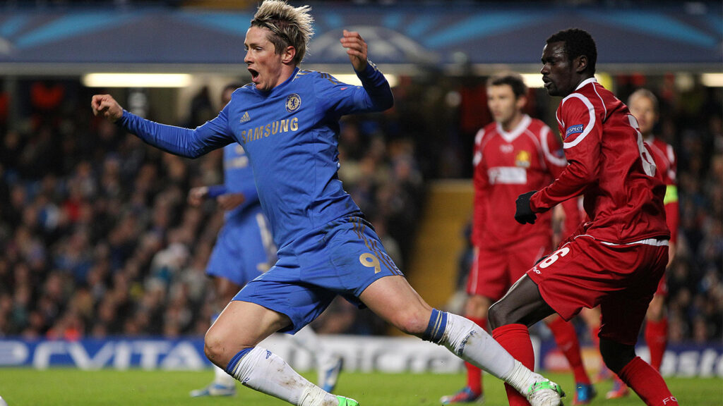 **Fotboll – UEFA Champions League – Grupp E – Chelsea mot FC Nordsjælland – Stamford Bridge. Enoch Adu (FC Nordsjælland) och Fernando Torres (Chelsea).**
