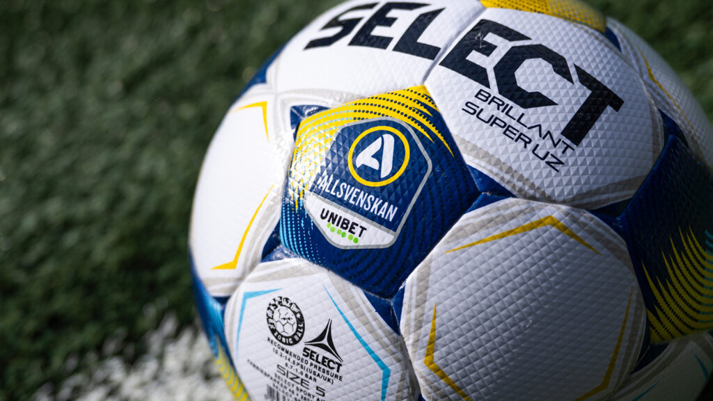 Allsvenskans och Unibets logga på en fotboll inför fotbollsmatchen i Allsvenskan mellan Djurgården och Malmö FF den 29 mars 2025 i Stockholm.