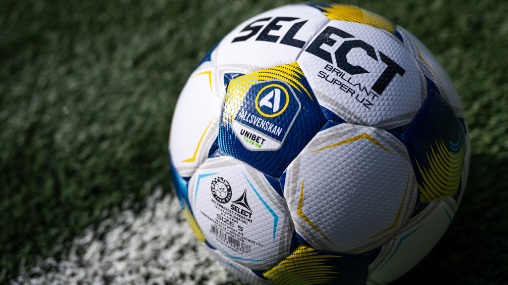 Allsvenskans och Unibets logga på en fotboll inför fotbollsmatchen i Allsvenskan mellan Djurgården och Malmö FF den 29 mars 2025 i Stockholm.