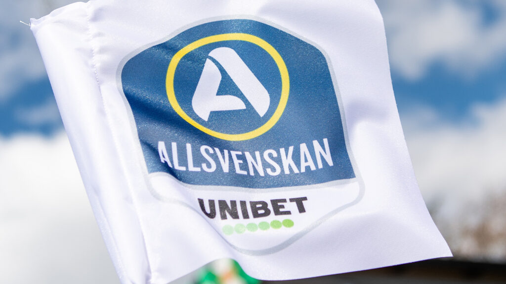 Hörnflagga med Unibet och Allsvenskans logga före fotbollsmatchen i Allsvenskan mellan Varberg och Djurgården den 25 april 2021 i Varberg.