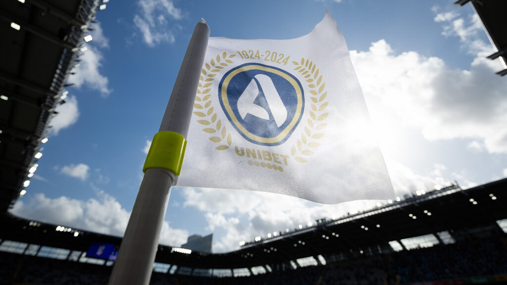 En hörnflagga med Allsvenskans logo och Unibet på under fotbollsmatchen i Allsvenskan mellan IFK Göteborg och Värnamo den 10 augusti 2024 i Göteborg.