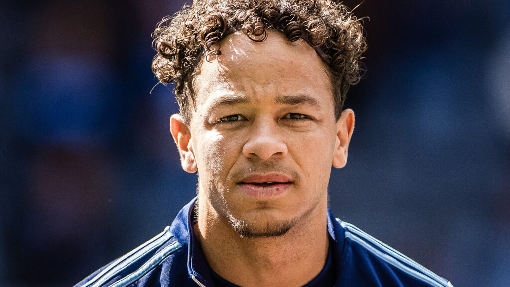 Djurgårdens Mikael Anderson under lineup inför fotbollsmatchen i Allsvenskan mellan Djurgården och Brommapojkarna den 24 augusti 2025 i Stockholm.