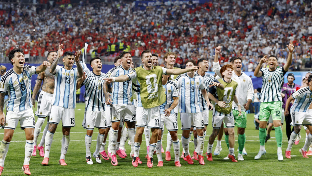 **Argentinas spelare tackar publiken efter segern med 3–2 mot Egypten i åttondelsfinalen i fotbolls-VM 2026 på Atlanta Stadium i Atlanta, USA, den 7 juli 2026.**
