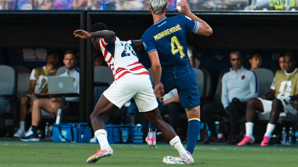 **USA:s anfallare Folarin Balogun visas ut efter att ha trampat på Bosnien och Hercegovinas försvarare Tarik Muharemović under åttondelsfinalen mellan USA och Bosnien och Hercegovina i fotbolls-VM 2026 i Santa Clara, Kalifornien, USA, den 1 juli 2026.**
