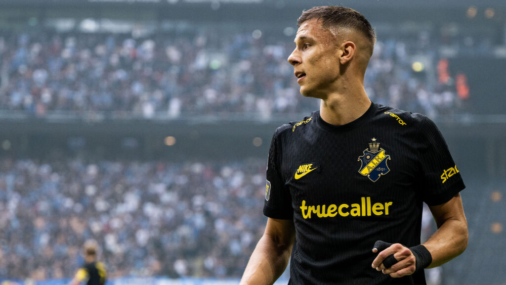 250810 AIKs Filip Benkovic under fotbollsmatchen i Allsvenskan mellan AIK och Djurgården den 10 augusti 2025 i Stockholm.
