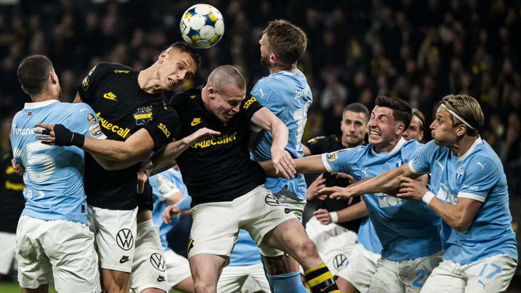 250414 AIKs Filip Benkovic och Thomas Poppler Isherwood i kamp om bollen med Malmö FFs Gabriel Busanello, Pontus Jansson, Lasse Berg Johnsen och Jens Stryger Larsen under fotbollsmatchen i Allsvenskan mellan AIK och Malmö FF den 14 april 2025 i Stockholm.
