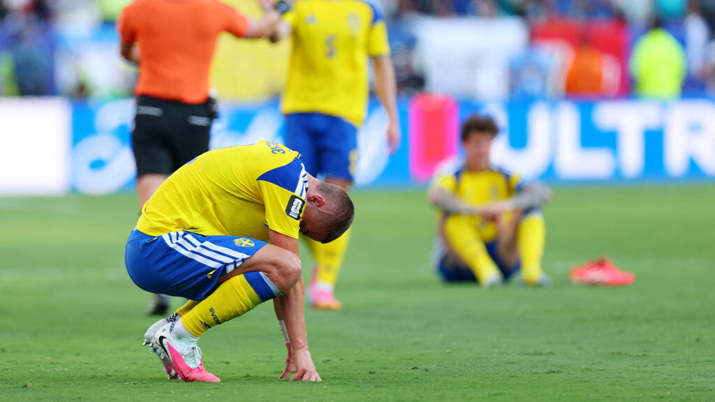 **Gustaf Lagerbielke deppar efter slutsignalen och Sveriges uttåg ur fotbolls-VM efter åttondelsfinalen mot Frankrike den 30 juni 2026 på New York New Jersey Stadium i East Rutherford, USA. (Foto: Reuters/Mike Segar)**