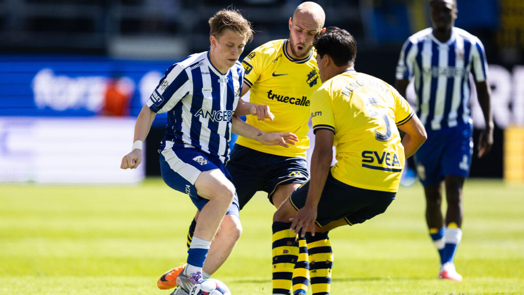 260705 IFK Göteborgs Rasmus Nåfors Dahlin mot AIKs Amel Mujanic och Lukas Bergquist under fotbollsmatchen i Allsvenskan mellan IFK Göteborg och AIK den 5 juli 2026 i Göteborg.