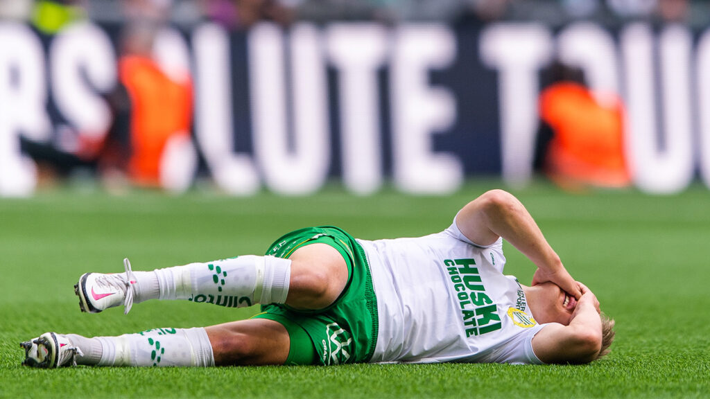 Hammarbys Dennis Collander har ont under finalen i Svenska Cupen mellan Hammarby och Malmö FF den 26 maj 2022 i Stockholm.