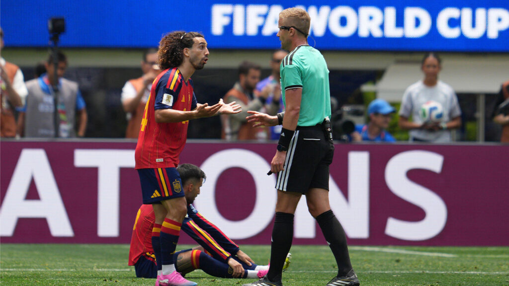 **Marc Cucurella och domaren Glenn Nyberg i samtal under åttondelsfinalen mellan Spanien och Österrike i fotbolls-VM 2026 på SoFi Stadium i Los Angeles, USA, den 2 juli 2026.**
