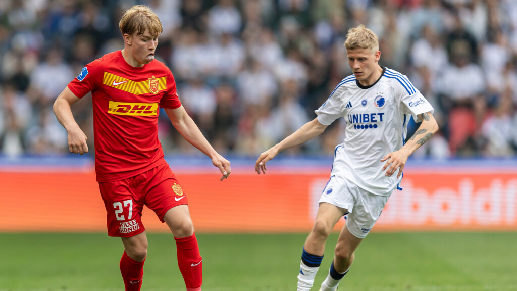 **Översättning (engelska):**

Fotboll, danska Superligan. FC Nordsjællands Daniel Svensson och FC Köpenhamns Magnus Mattsson under matchen mellan FC Köpenhamn och FC Nordsjælland.

(Foto: Bildbyrån. Endast för publicering i Sverige och Norge.)
