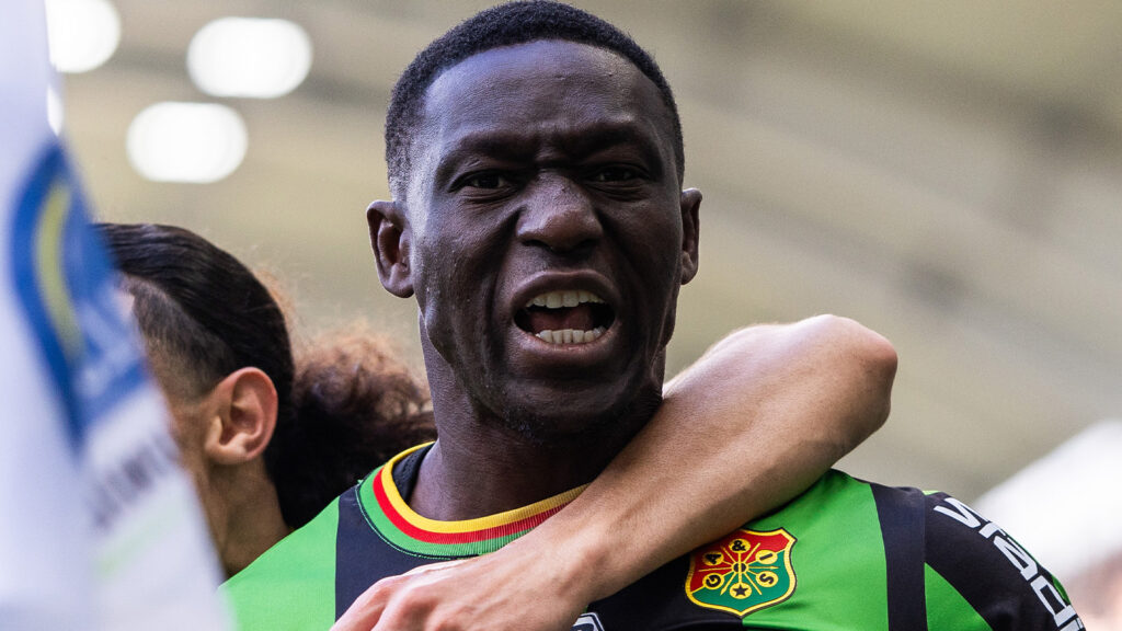 251019 GAIS Amin Boudri och Ibrahim Diabate jublar efetr 1-0 under fotbollsmatchen i Allsvenskan mellan GAIS och Djurgården den 19 oktober 2025 i Göteborg.