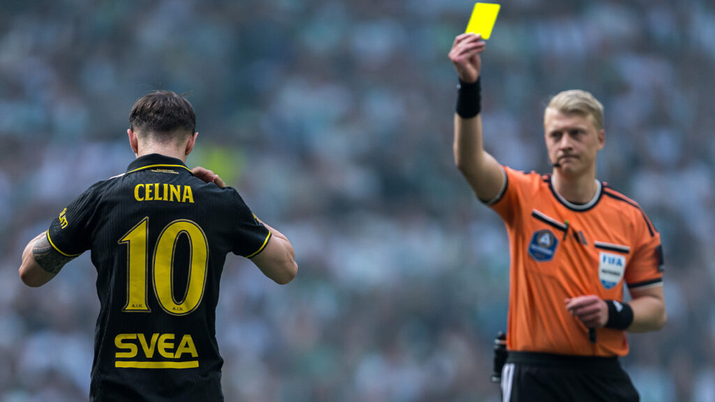 AIKs Bersant Celina tilldelas ett gult kort av Domare Adam Ladebäck under fotbollsmatchen i Allsvenskan mellan Hammarby och AIK den 24 maj 2026 i Stockholm.


