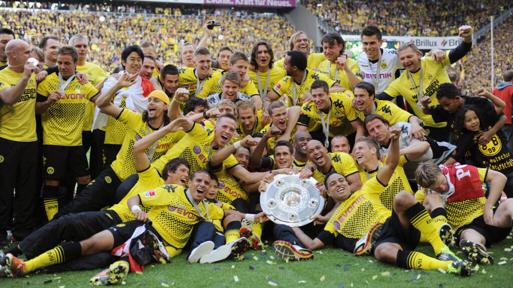 Fotboll, tysk, Bundesliga, Borussia Dortmund - Eintracht Frankfurt: Dortmund, tyska mästare 2011. Sebastian Kehl med mästartallriken. Jubel, glädje, pokal, trofé. © BIldbyrån - Cop 39 SWEDEN ONLY