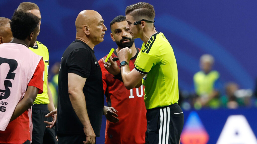 **Egyptens förbundskapten Hossam Hassan visas ett gult kort av den franske domaren François Letexier under åttondelsfinalen mellan Argentina och Egypten i fotbolls-VM 2026 i Atlanta, USA, den 7 juli 2026.**
