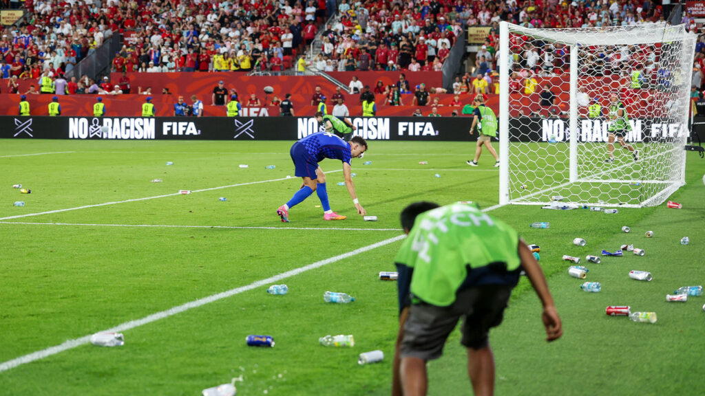 **Flaskor och burkar som kastats in av supportrar ligger på planen under åttondelsfinalen mellan Portugal och Kroatien i fotbolls-VM 2026 på Toronto Stadium i Toronto, Kanada, den 2 juli 2026.**
