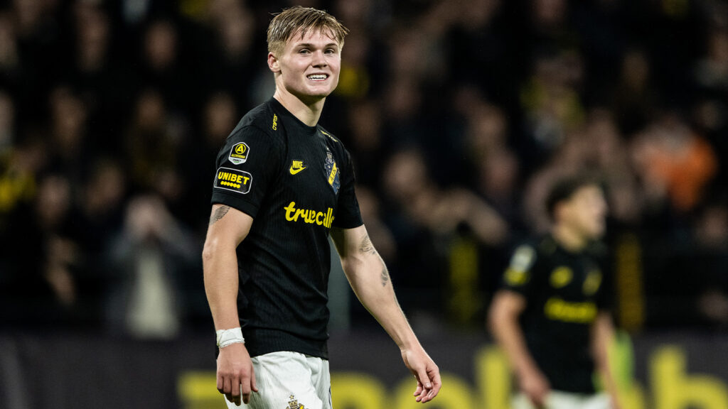 250915 AIKs Erik Hovden Flataker under fotbollsmatchen i Allsvenskan mellan AIK och Brommapojkarna den 15 september 2025 i Stockholm.
