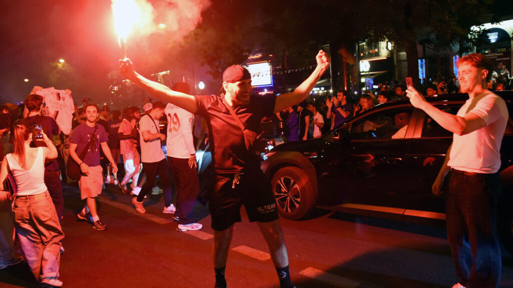**Franska supportrar firar under kvartsfinalen mellan Frankrike och Marocko i fotbolls-VM 2026 i Paris, Frankrike, den 9 juli 2026.**
