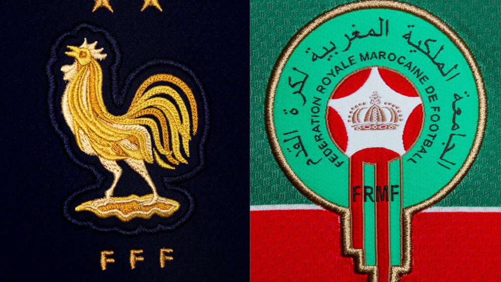 **Närbild av det nationella fotbollslandslagets emblem på hemmatröjan inför fotbolls-VM i Qatar 2022.**