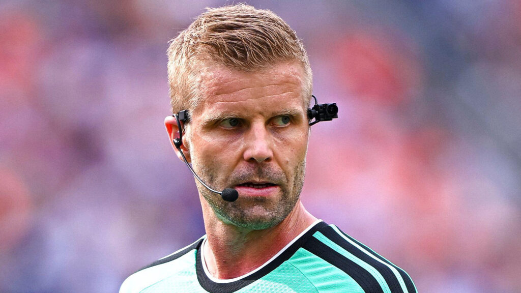 **Domaren Glenn Nyberg bär en liten huvudkamera under gruppspelsmatchen mellan Curaçao och Elfenbenskusten i fotbolls-VM 2026 på Lincoln Financial Field i Philadelphia, USA, den 25 juni 2026.**