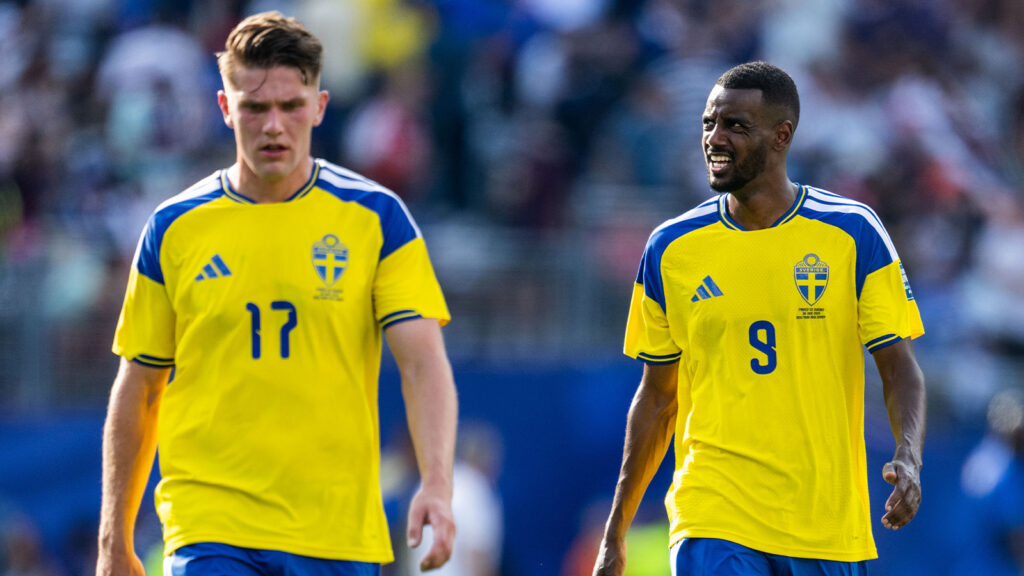 New Jersey, USA, den 30 juni 2026. Sveriges Viktor Gyökeres och Alexander Isak ser besvikna ut efter åttondelsfinalen i fotbolls-VM mellan Frankrike och Sverige.