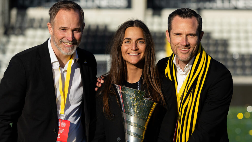 Göteborg, den 1 maj 2026. Sportchefen Christian Lundström, huvudtränaren Elena Sadiku och fotbollschefen Martin Ericsson firar med pokalen efter finalen i UEFA Women's Europa Cup mellan Häcken och Hammarby.