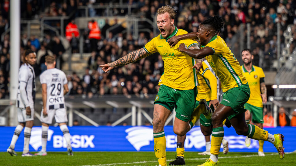 Charleroi, Belgien, den 31 juli 2025. Hammarbys Victor Eriksson firar efter att ha gjort 2–1-målet under Conference League-matchen mellan Sporting Charleroi och Hammarby.
