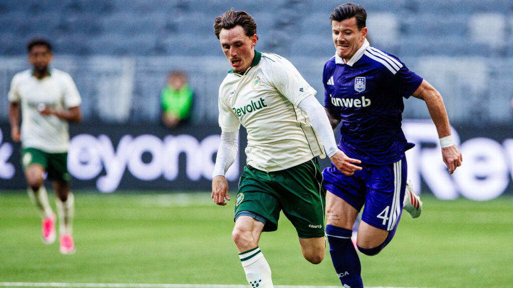 Stockholm, den 23 juli 2026. Hammarbys Noah Persson och Anderlechts Giulian Biancone under kvalmatchen till UEFA Europa League mellan Hammarby och Anderlecht.