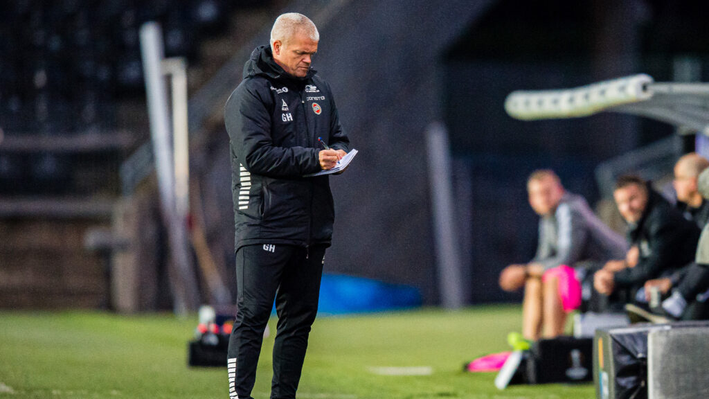 Gaute Ugelstad Helstrup, dåvarande huvudtränare för Tromsø, under Eliteserien-matchen mellan Rosenborg och Tromsø i Trondheim den 12 september 2021.
