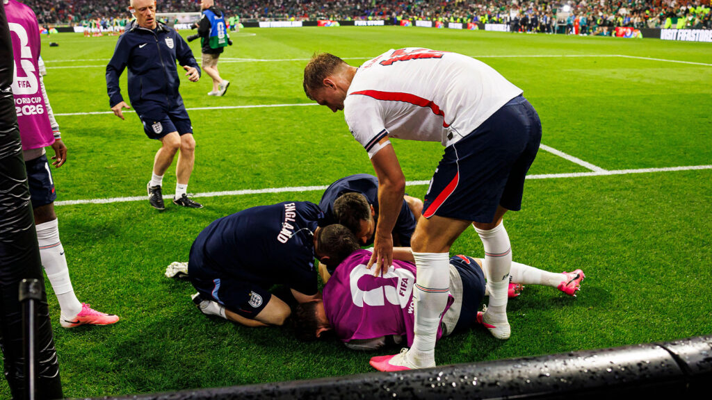 **Jordan Henderson skadades i samband med firandet efter segern i VM-matchen mellan Mexiko och England på Mexico City Stadium i Mexico City, Mexiko, den 6 juli 2026.**
