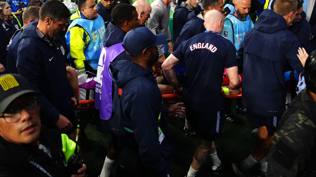 **Englands Jordan Henderson bärs ut på bår efter att ha skadats under åttondelsfinalen i fotbolls-VM 2026 på Mexico City Stadium i Mexico City, Mexiko, den 5 juli 2026.**
