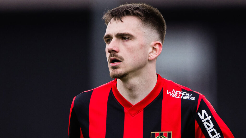 250406 Brommapojkarnas Hlynur Freyr Karlsson under fotbollsmatchen i Allsvenskan mellan Brommapojkarna och Hammarby den 6 april 2025 i Stockholm.