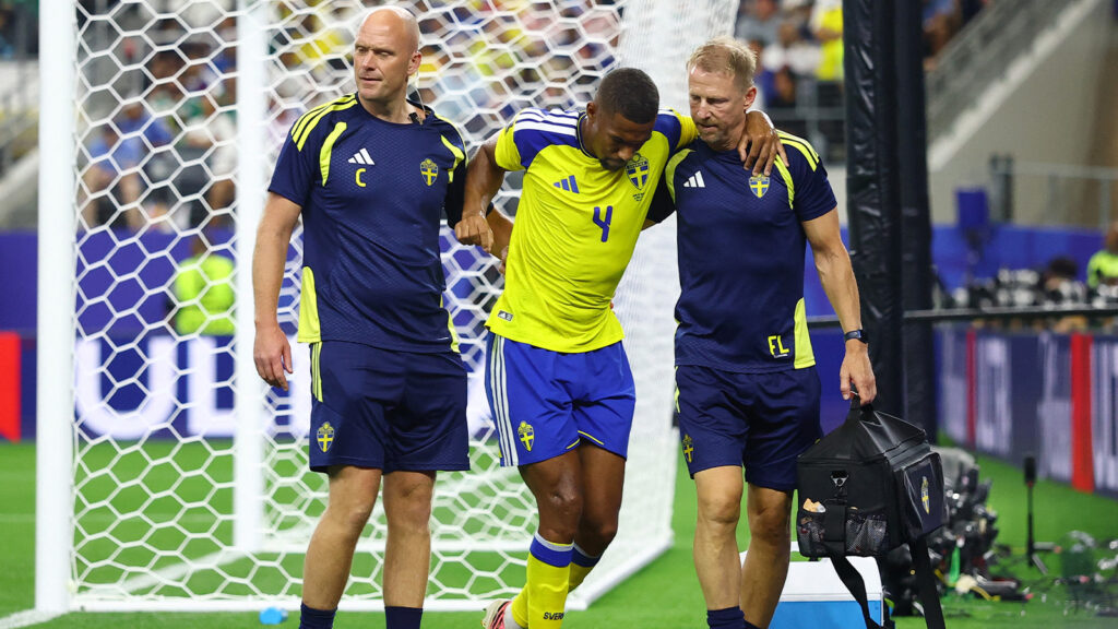 **Isak Hien får medicinsk behandling efter att ha ådragit sig en skada under grupp F-matchen mellan Japan och Sverige i fotbolls-VM 2026 på Dallas Stadium i Arlington, USA, den 25 juni 2026.**