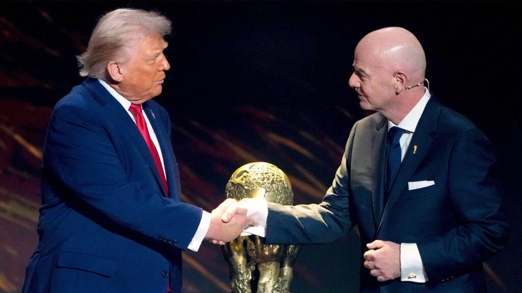 **ARKIVBILD – Fifa-presidenten Gianni Infantino, till höger, överlämnar Fifa:s fredspris till USA:s president Donald Trump under lottningen till fotbolls-VM 2026 på Kennedy Center i Washington den 5 december 2025.**
