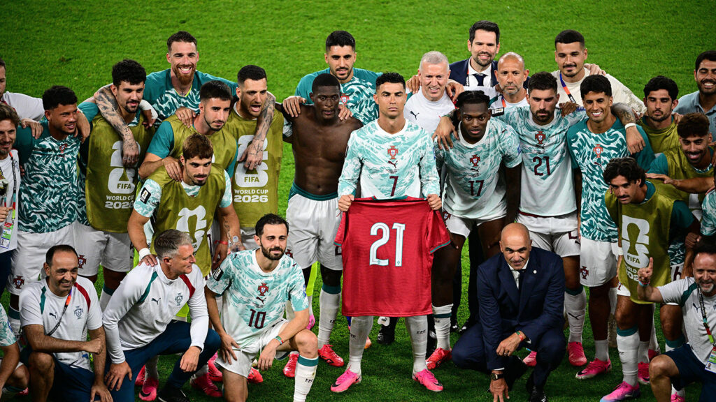 **Cristiano Ronaldo håller upp en tröja till minne av den bortgångne Diogo Jota tillsammans med sina lagkamrater efter åttondelsfinalen mellan Portugal och Kroatien i fotbolls-VM 2026 i Toronto, Kanada, den 2 juli 2026.**