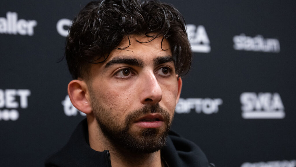 250414 AIKs Andronikos Kakoullis i mixade zonen efter fotbollsmatchen i Allsvenskan mellan AIK och Malmö FF den 14 april 2025 i Stockholm.