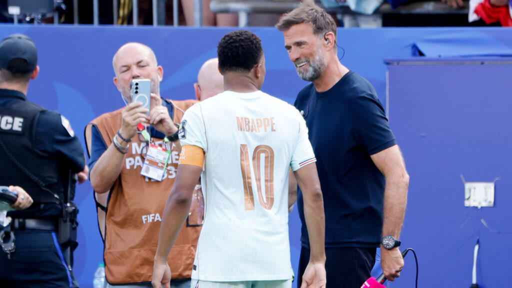 **Kylian Mbappé samtalar med Magenta TV:s expert Jürgen Klopp efter kvartsfinalen mellan Frankrike och Marocko i fotbolls-VM 2026 på Gillette Stadium i Foxborough, Massachusetts, USA, den 9 juli 2026.**