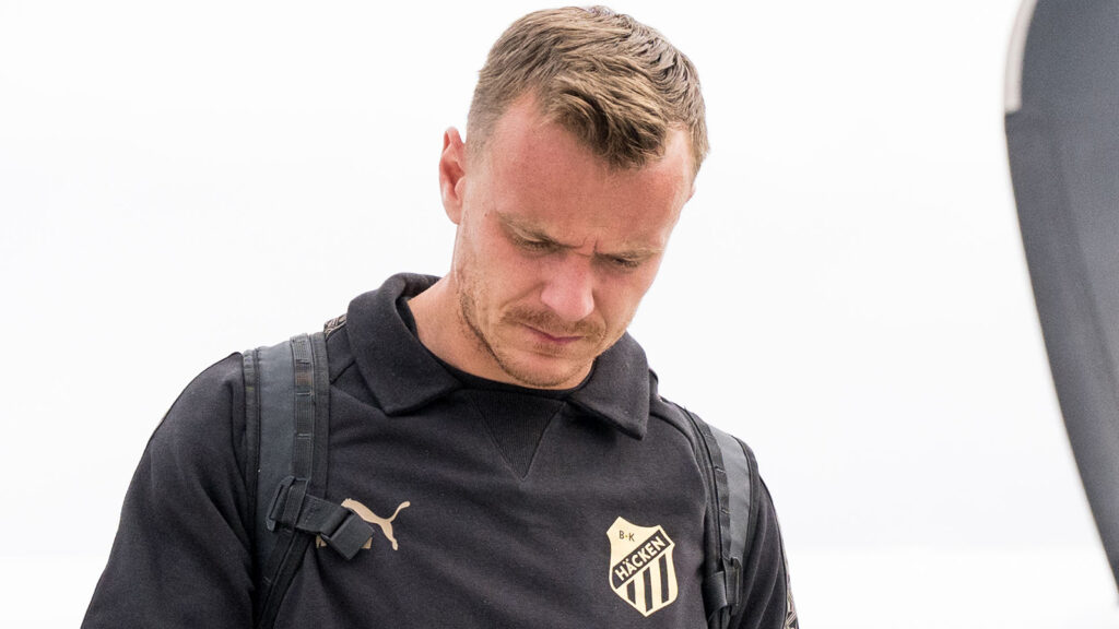 **Marius Lode (BK Häcken) under lagets resa till UEFA Conference League-matchen mot Shelbourne FC i Dublin den 1 oktober 2025.**