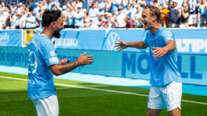 Malmö FFs Erik Botheim och Malmö FFs Sead Haksabanovic jublar under fotbollsmatchen i Allsvenskan mellan Malmö FF och IFK Göteborg den 12 juli 2026 i Malmö.