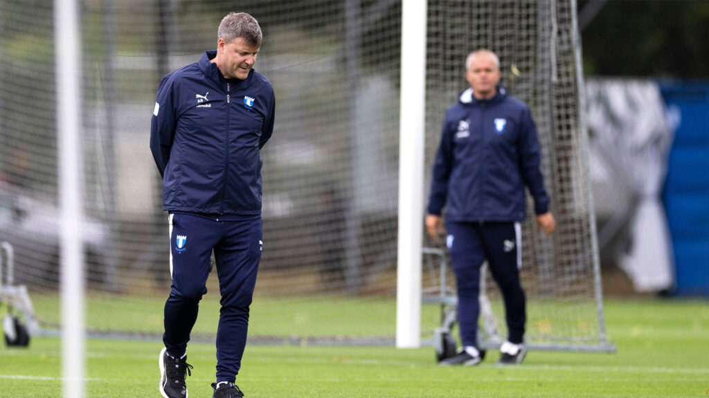 **Malmö FF:s nya assisterande tränare Åsmund Bjørkan och Gaute Helstrup under lagets träning på hybridplanen utanför Eleda Stadion i Malmö den 7 juli 2026.**
