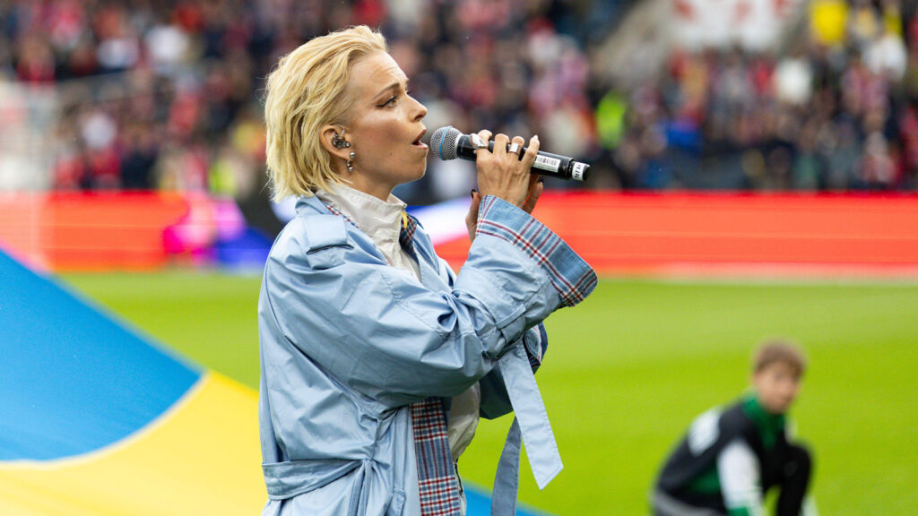 **Artisten Petra Marklund inför landskampen mellan Norge och Sverige på Ullevaal Stadion i Oslo, Norge, den 1 juni 2026.**

