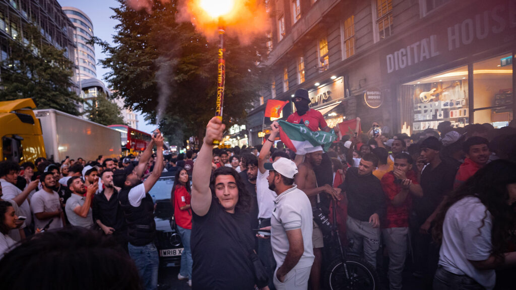 **Marockanska supportrar avfyrar fyrverkerier på Edgware Road i London under kvartsfinalen mellan Frankrike och Marocko i fotbolls-VM 2026 den 9 juli 2026. Marocko förlorade senare matchen med 2–0 mot Frankrike.**
