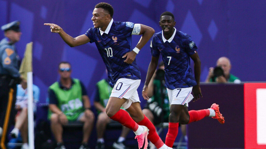 **30 juni 2026, East Rutherford, New Jersey, USA:** Frankrikes anfallare **Kylian Mbappé (10)** pekar mot avbytarbänken efter att ha gjort mål, medan lagkamraten **Ousmane Dembélé (7)** firar tillsammans med honom under VM 2026-matchen i sextondelsfinalen mellan **Frankrike och Sverige** på **MetLife Stadium** i East Rutherford, New Jersey. *(Foto: Scott Rausenberger/ZUMA Press Wire)*
**Endast för redaktionell användning. Får inte användas i kommersiellt syfte.**