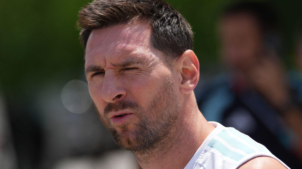 **Lionel Messi anländer till Argentinas träningspass inför åttondelsfinalen mot Egypten i fotbolls-VM 2026 i Atlanta, USA, den 6 juli 2026.**