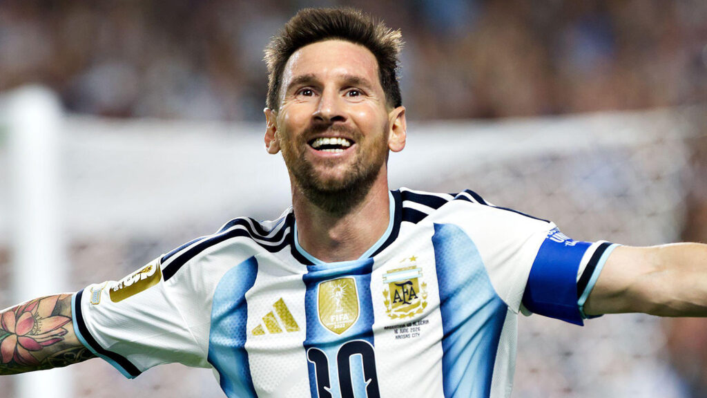 **Lionel Messi firar sitt andra mål under grupp J-matchen mellan Argentina och Algeriet i fotbolls-VM 2026 på Kansas City Stadium i Kansas City, Missouri, USA, den 16 juni 2026. Argentina vann med 3–0 efter att Messi gjort samtliga tre mål.**