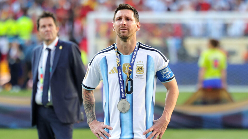 East Rutherford, New Jersey, USA, den 19 juli 2026. Argentinas anfallare Lionel Messi (10) reagerar på förlusten efter att ha tagit emot silvermedaljen efter VM-finalen i fotboll mellan Spanien och Argentina på MetLife Stadium i East Rutherford, New Jersey.
Foto: Cal Sport Media via AP Images.