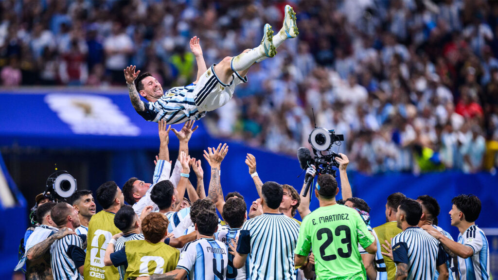**Lionel Messi kastas upp i luften av sina lagkamrater efter Argentinas seger mot Egypten i åttondelsfinalen i fotbolls-VM 2026 på Atlanta Stadium i Atlanta, USA, den 7 juli 2026.**
